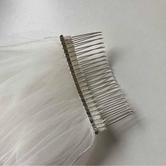 Fingertip-length Bridal veil with metal comb attachment - Picture 8 of 8